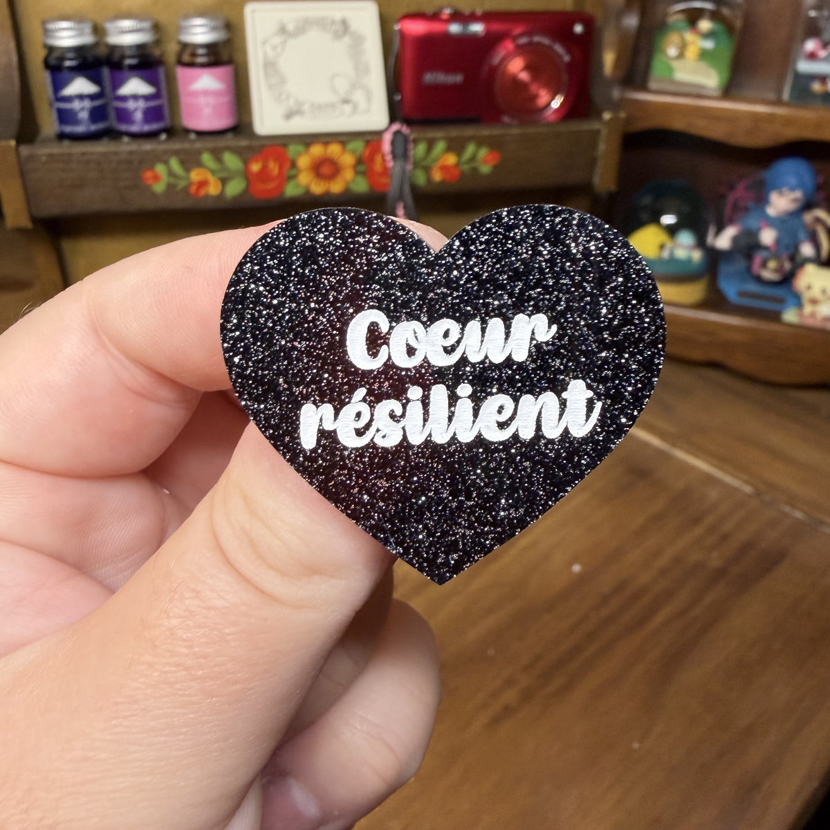 Broche "Coeur résilient" en acrylique noire à paillettes