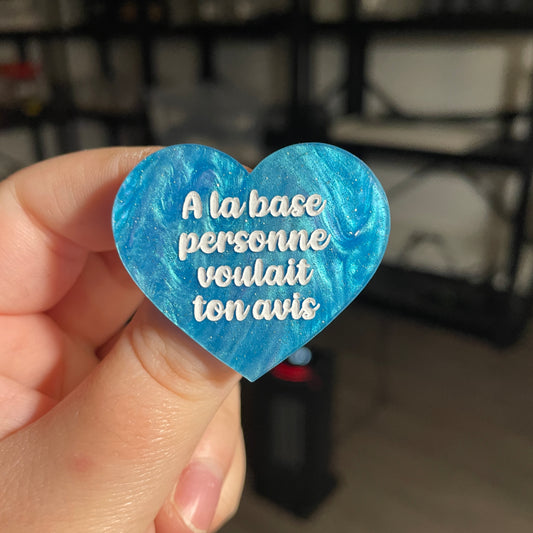 Broche "A la base personne voulait ton avis" en acrylique marbrée bleue à paillettes