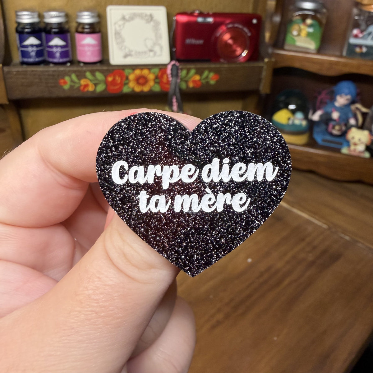 Broche "Carpe diem ta mère" en acrylique noire à paillettes