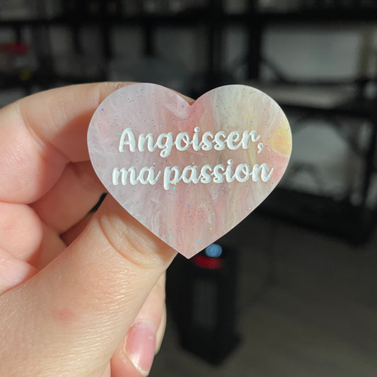 Broche "Angoisser, ma passion" en acrylique marbrée corail, orange et jaune
