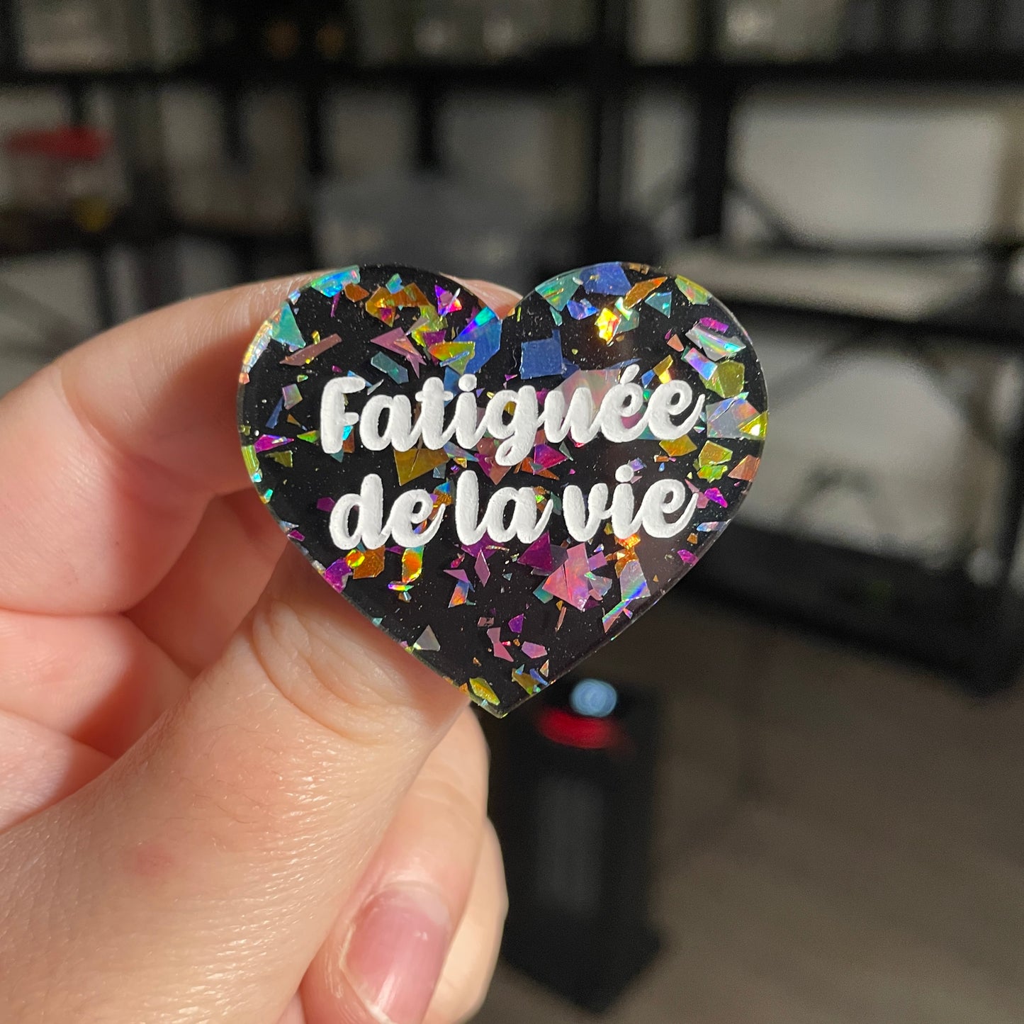 Broche "Fatiguée de la vie" en acrylique noire avec des éclats de confettis multicolores