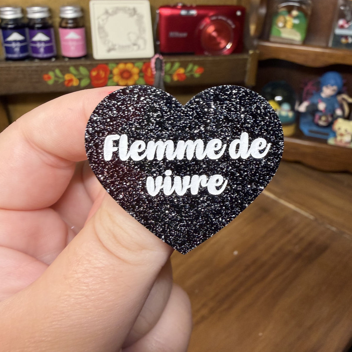 Broche "Flemme de vivre" en acrylique noire à paillettes