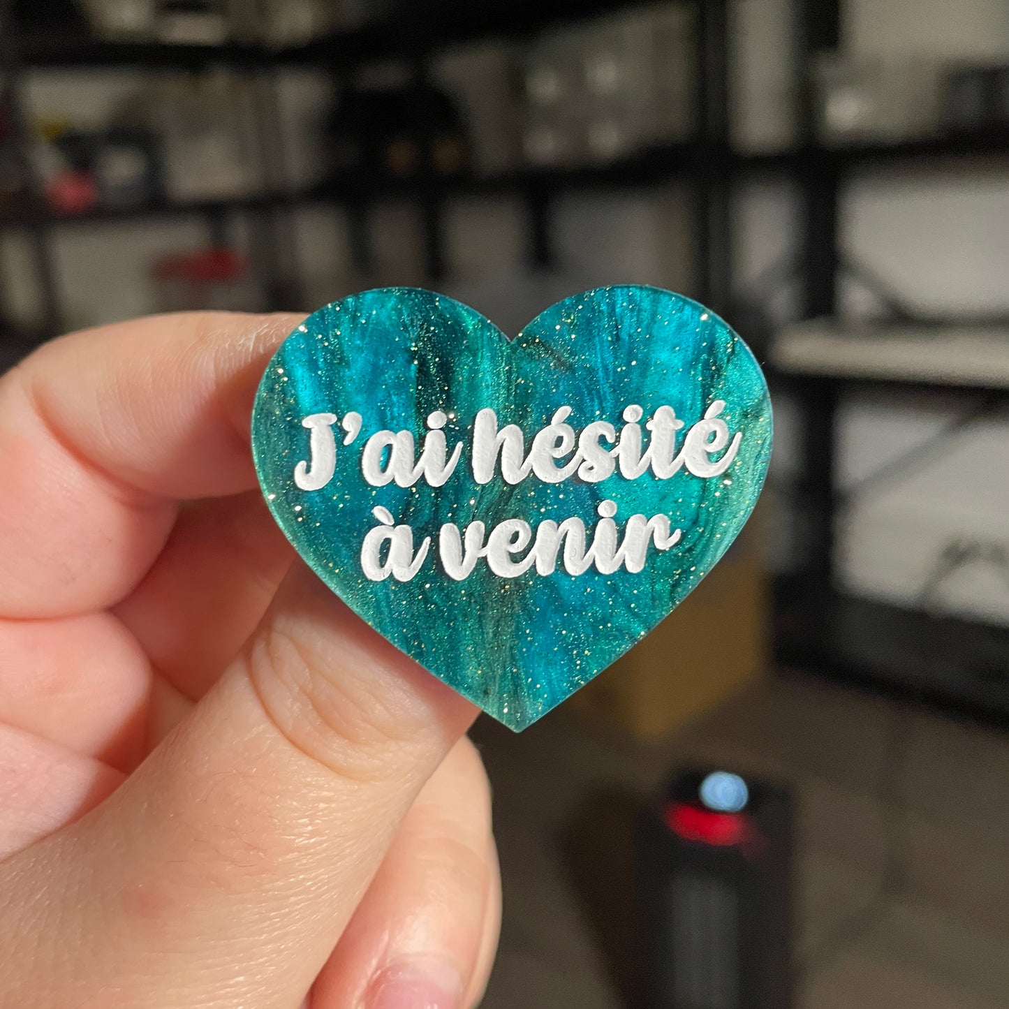 Broche "J'ai hésité à venir" en acrylique marbrée verte et noire à paillettes