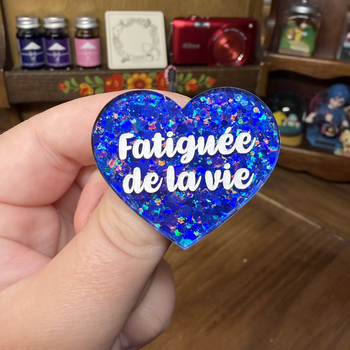 Broche "Fatiguée de la vie" en acrylique à paillettes bleues