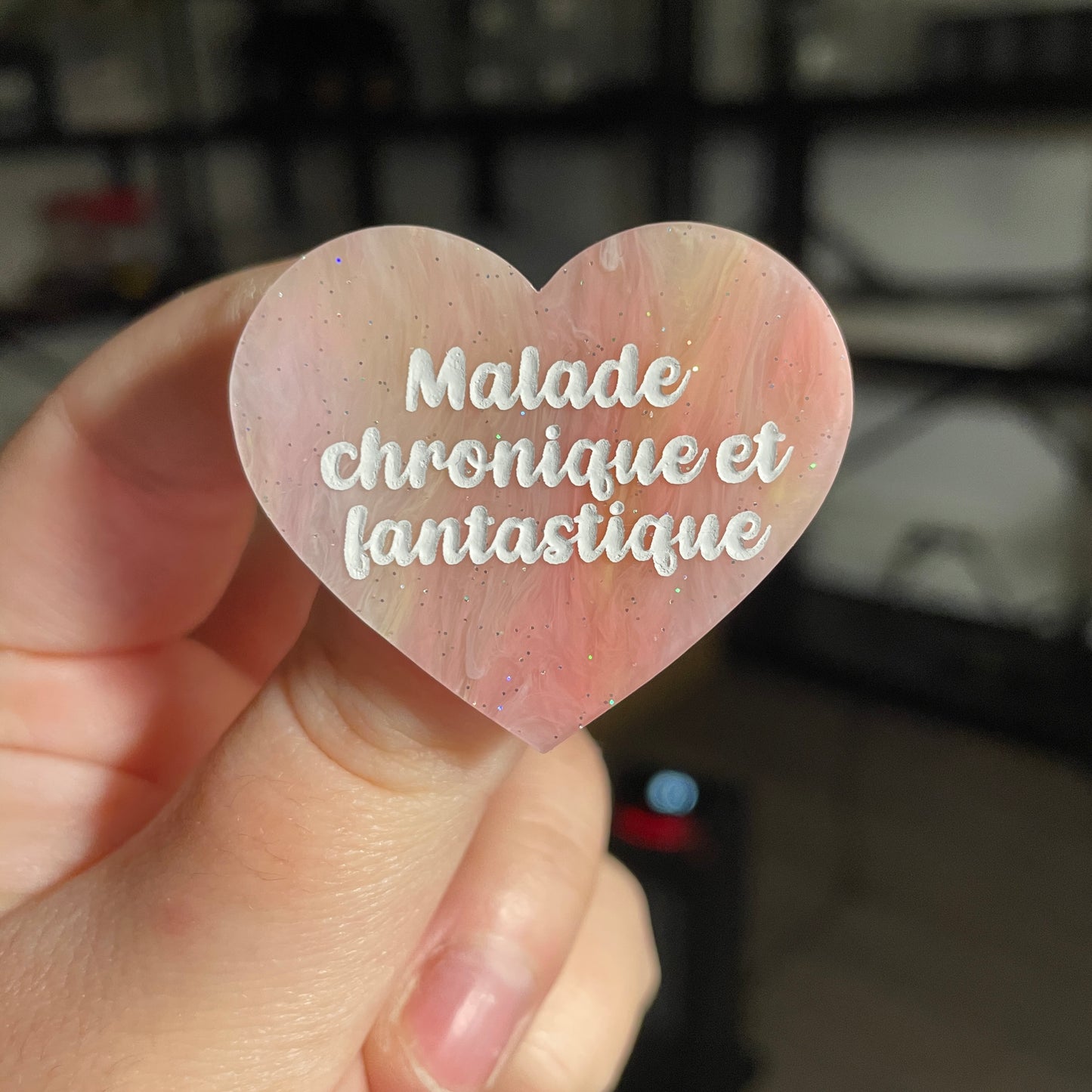 Broche "Malade chronique et fantastique" en acrylique marbrée corail, orange et jaune