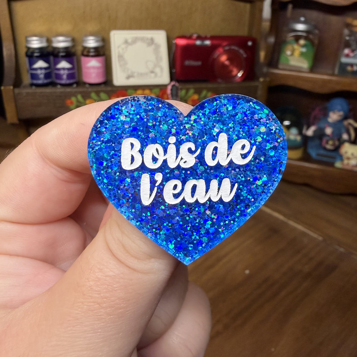Broche "Bois de l'eau" en acrylique à paillettes bleues