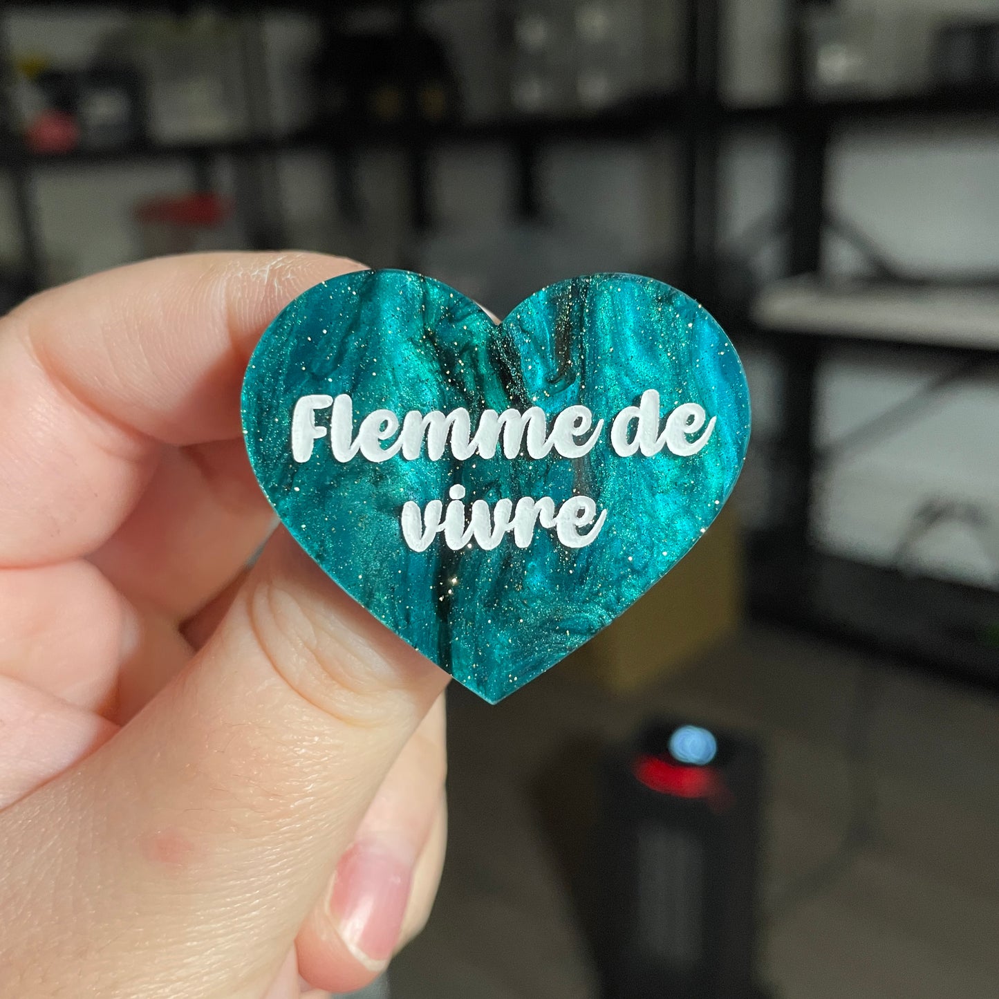 Broche "Flemme de vivre" en acrylique marbrée verte et noire à paillettes