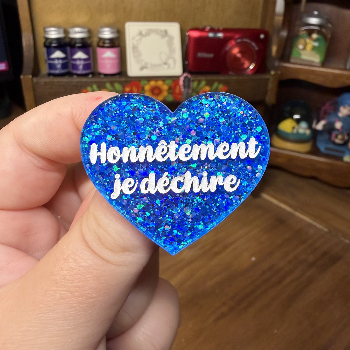 Broche "Honnêtement je déchire" en acrylique à paillettes bleues