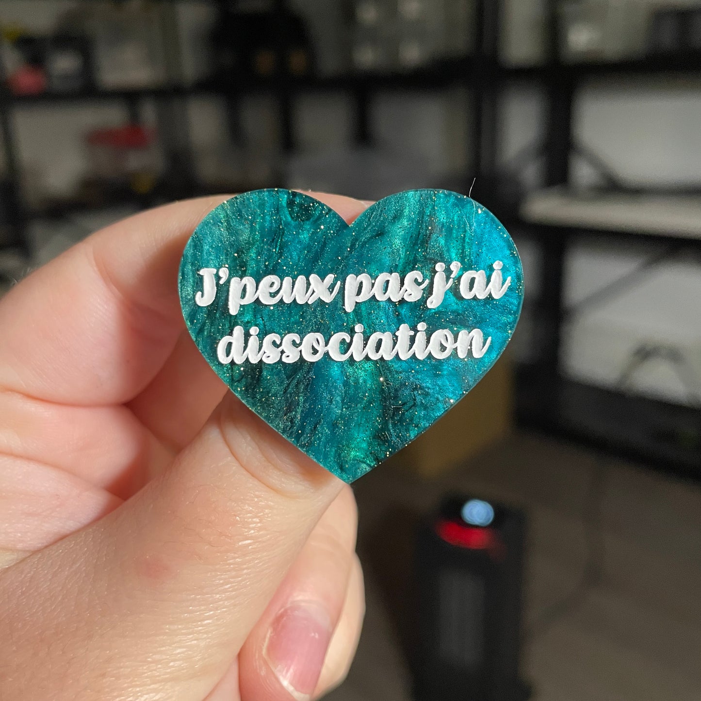 Broche "J'peux pas j'ai dissociation" en acrylique marbrée verte et noire à paillettes