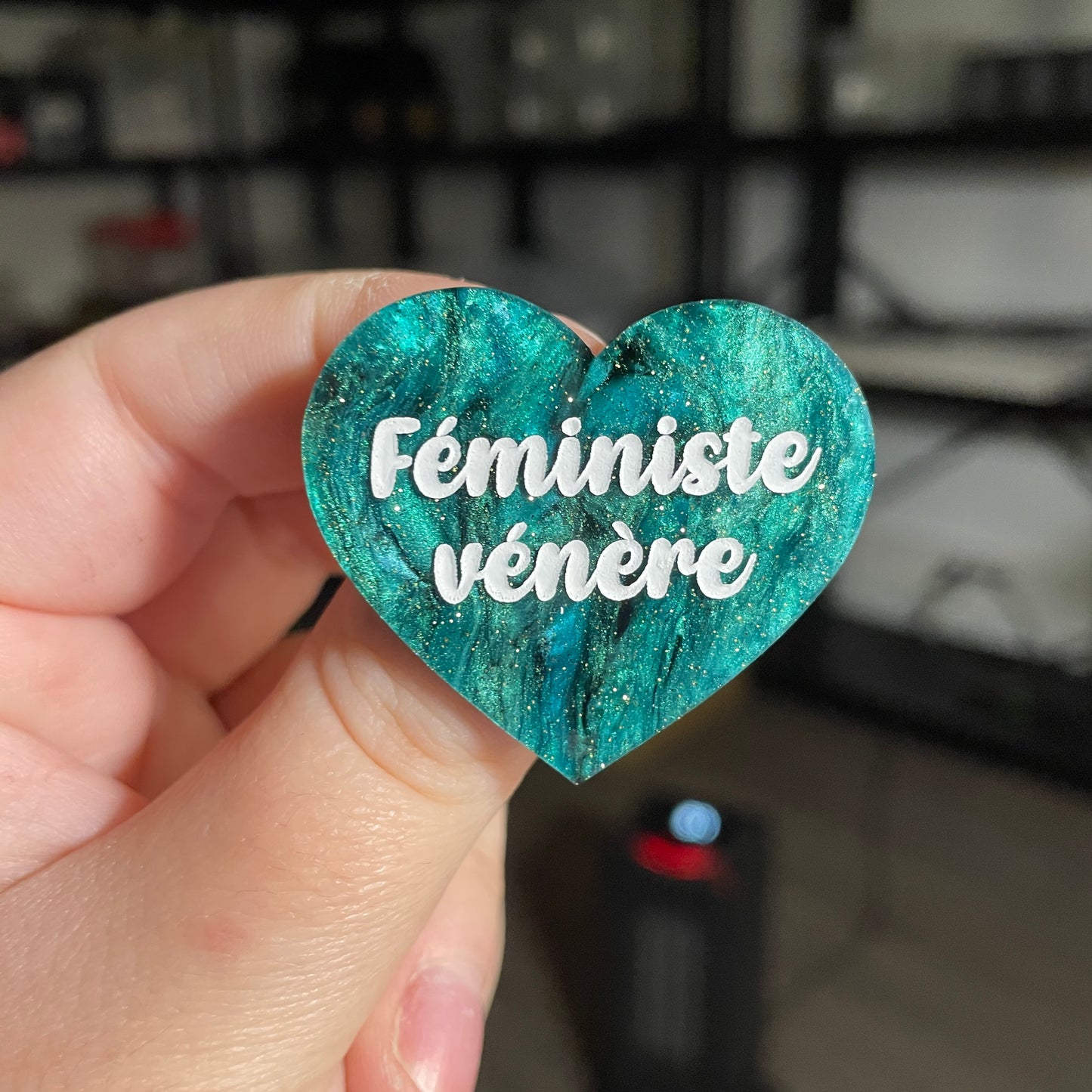 Broche "Féministe vénère" en acrylique marbrée verte et noire à paillettes