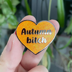 Pin en émail "Autumn bitch" orange à paillettes