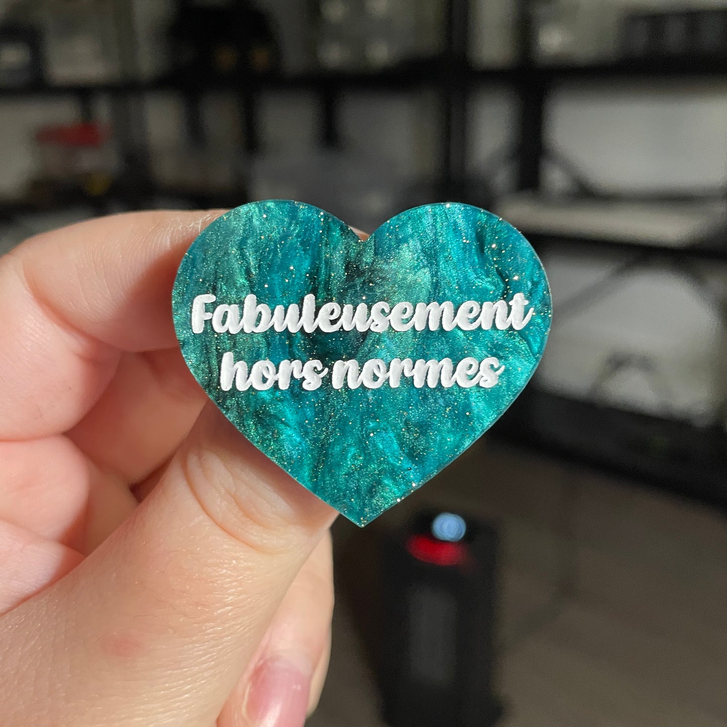 Broche "Fabuleusement hors normes" en acrylique marbrée verte et noire à paillettes