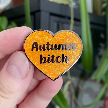 [CONTRÔLE TECHNIQUE] Pin en émail "Autumn bitch" orange à paillettes
