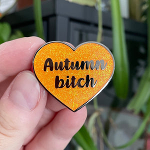 Pin en émail "Autumn bitch" orange à paillettes