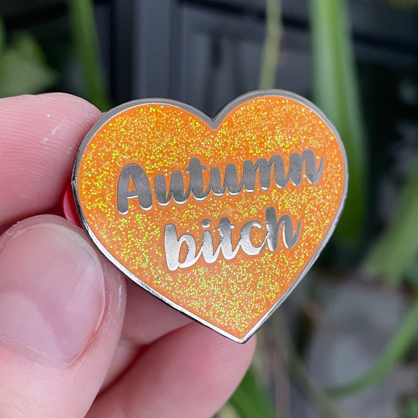Pin en émail "Autumn bitch" orange à paillettes