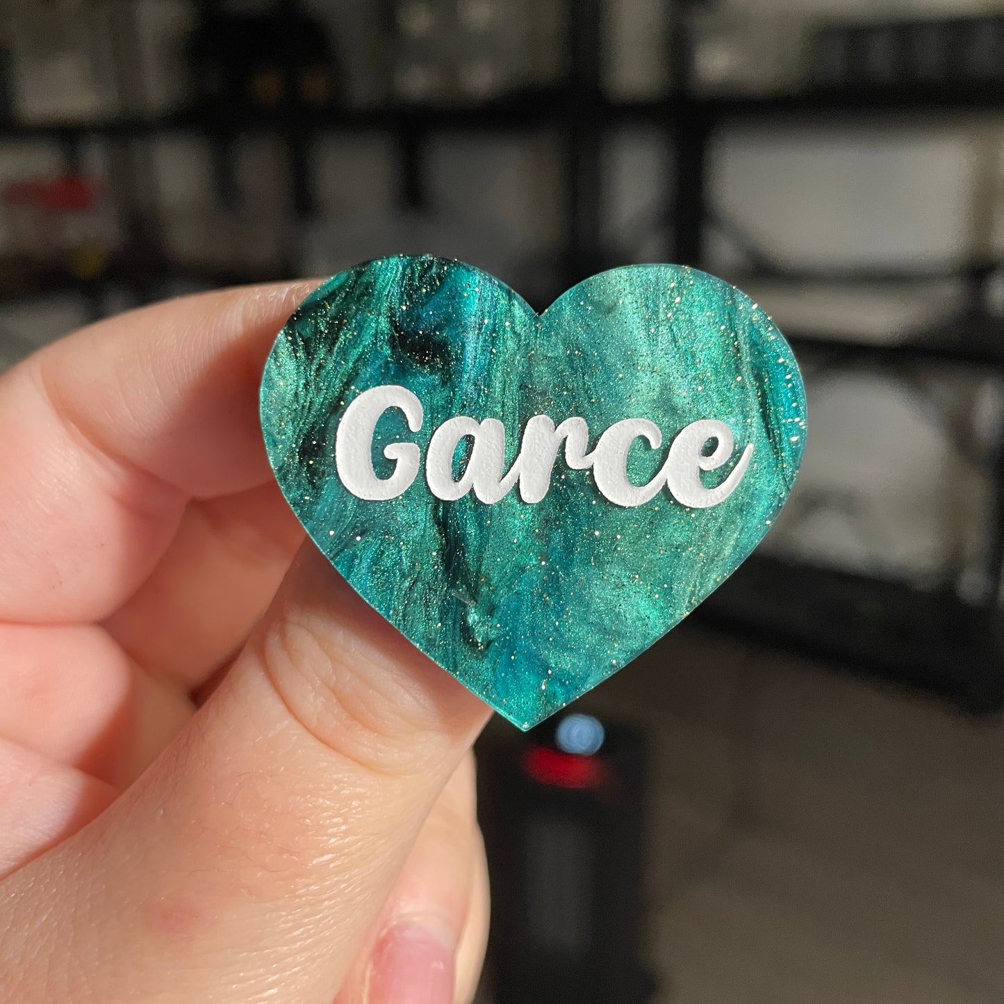 Broche "Garce" en acrylique marbrée verte et noire à paillettes