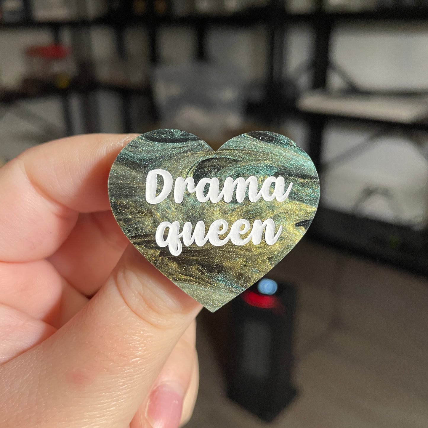 Broche "Drama queen" en acrylique marbrée verte, noire et dorée