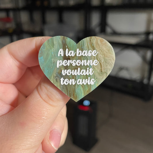 Broche "A la base personne voulait ton avis" en acrylique marbrée bleue et marron