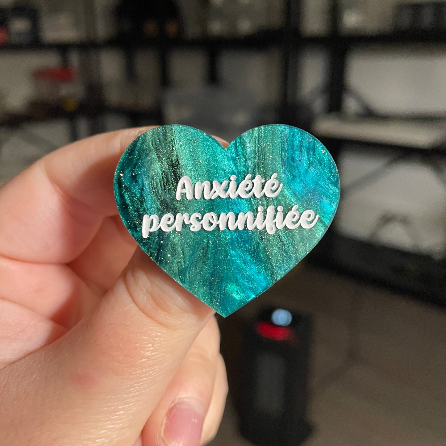 Broche "Anxiété personnifiée" en acrylique marbrée verte et noire à paillettes