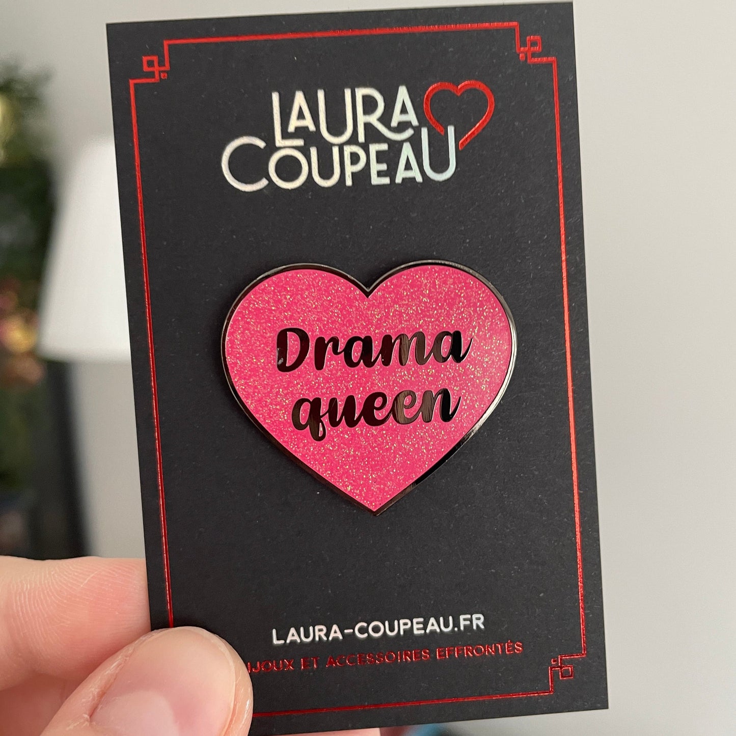 Pin en émail "Drama queen" rose foncé à paillettes