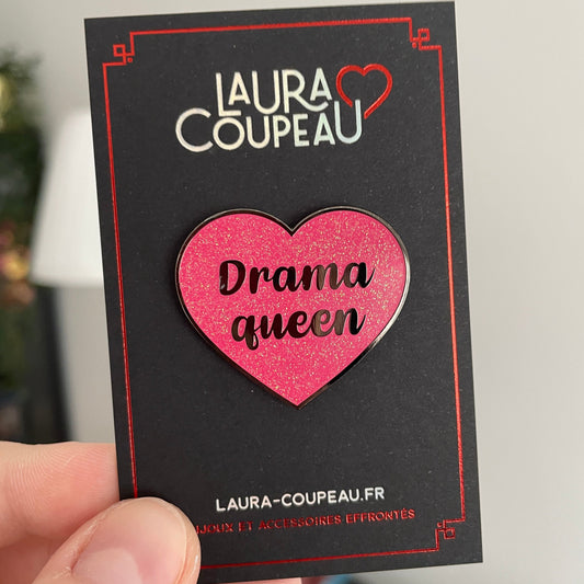 Pin en émail "Drama queen" rose foncé à paillettes