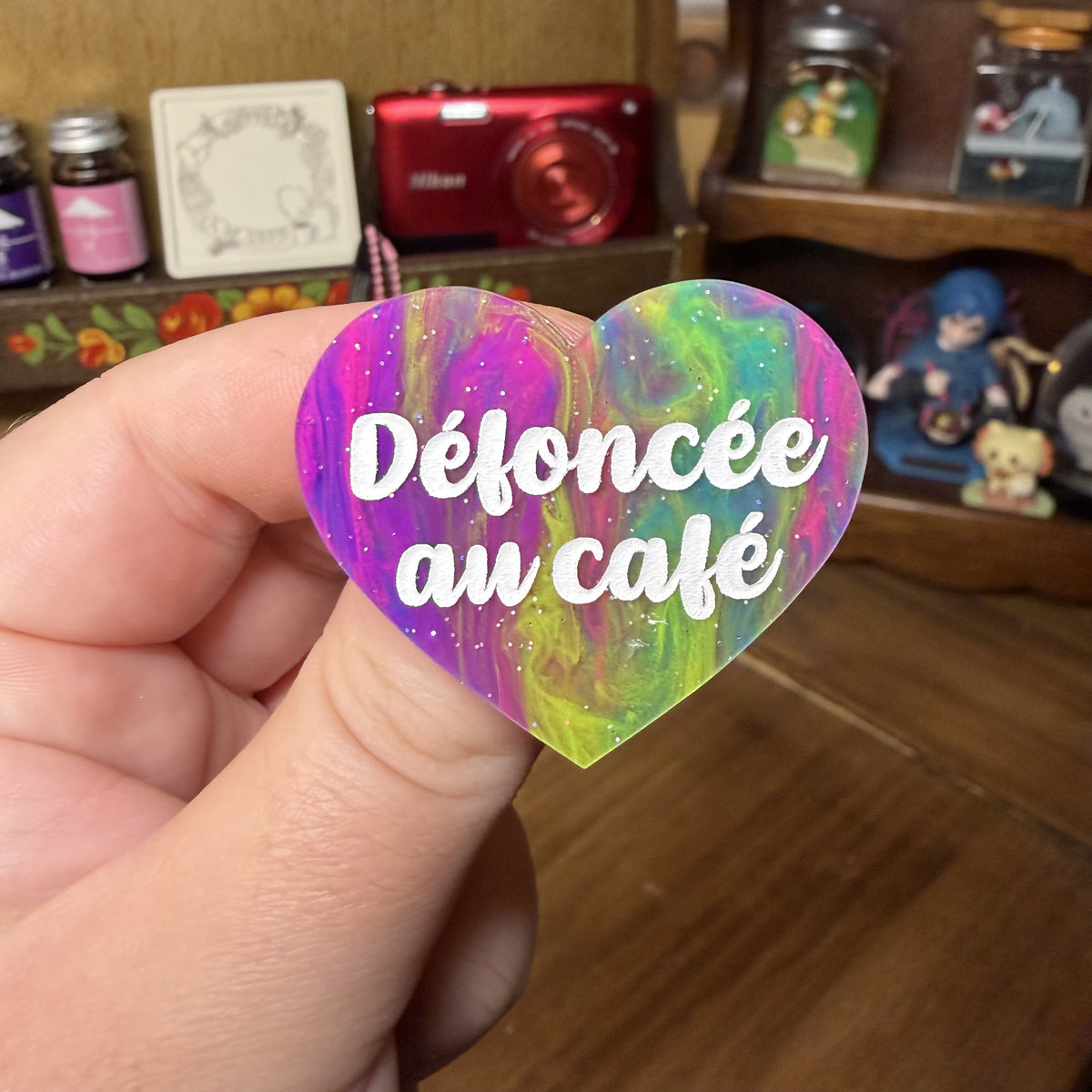 [Contrôle technique] Broche "Défoncée au café" en acrylique semi transparente marbrée multicolore