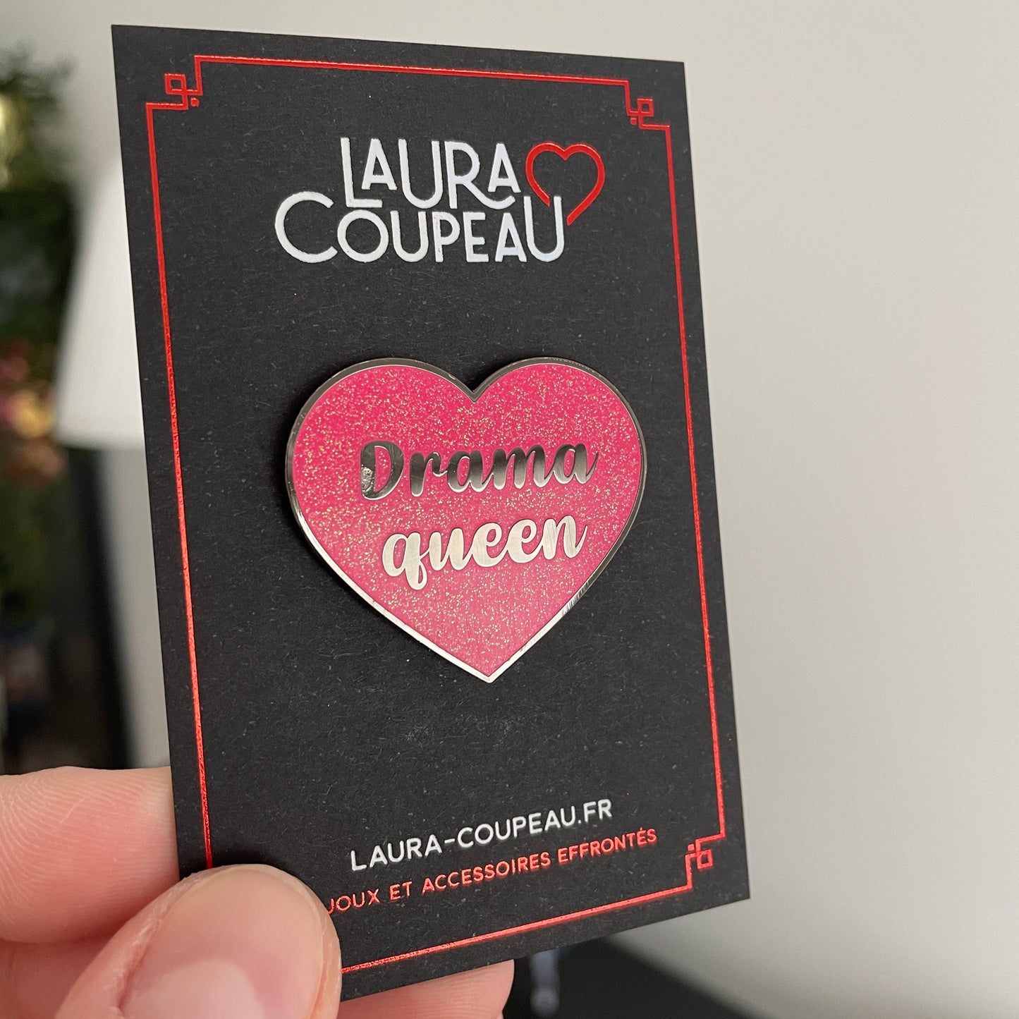 Pin en émail "Drama queen" rose foncé à paillettes