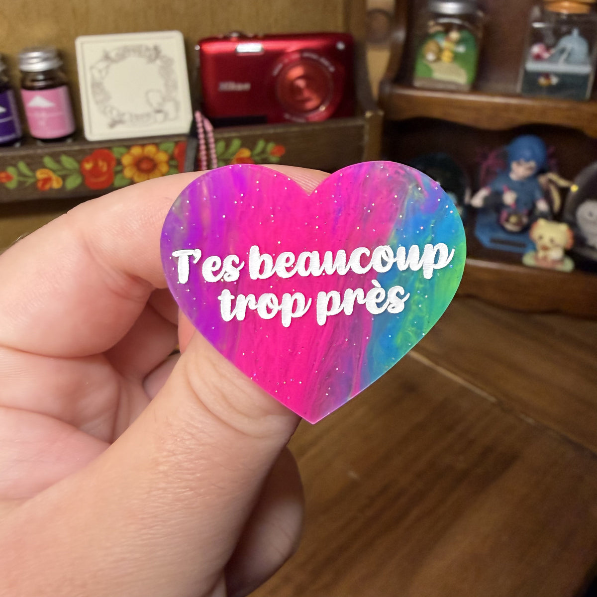 [Contrôle technique] Broche "T'es beaucoup trop près" en acrylique semi transparente marbrée multicolore