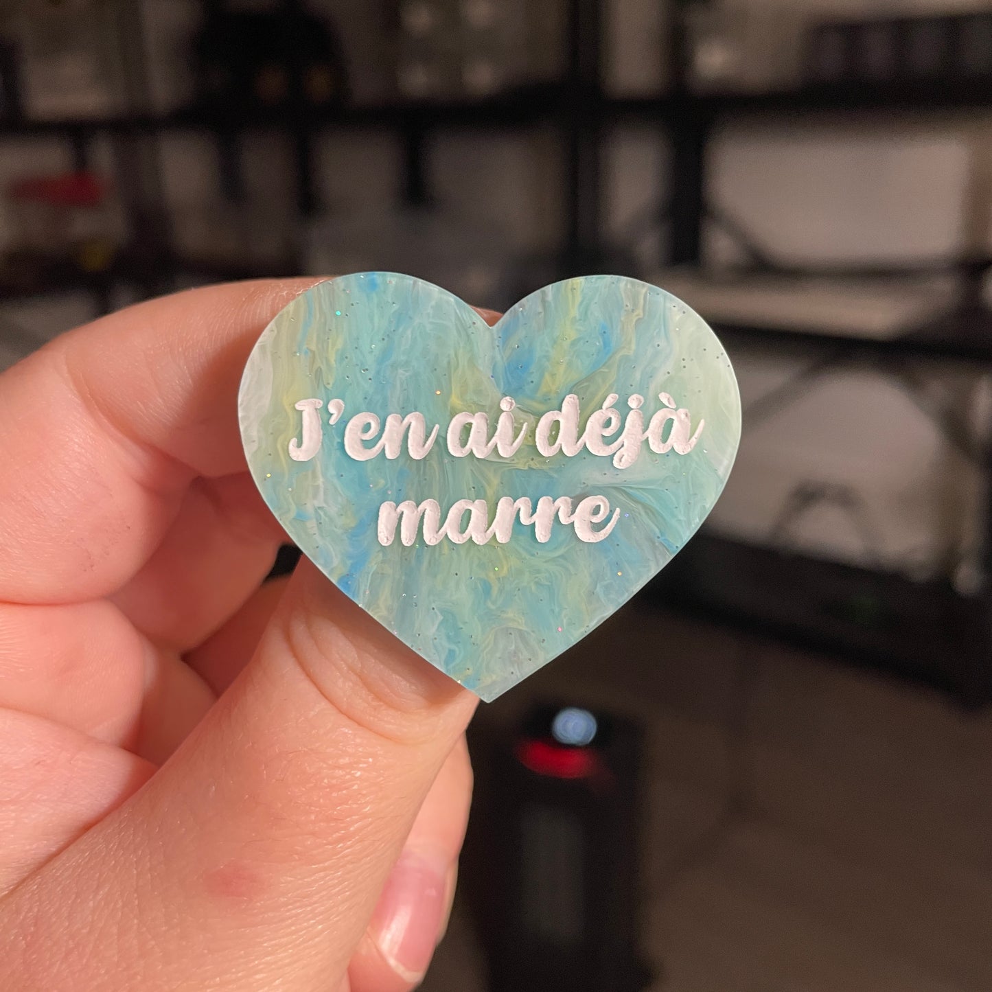 Broche "J'en ai déjà marre" en acrylique marbrée bleue et jaune