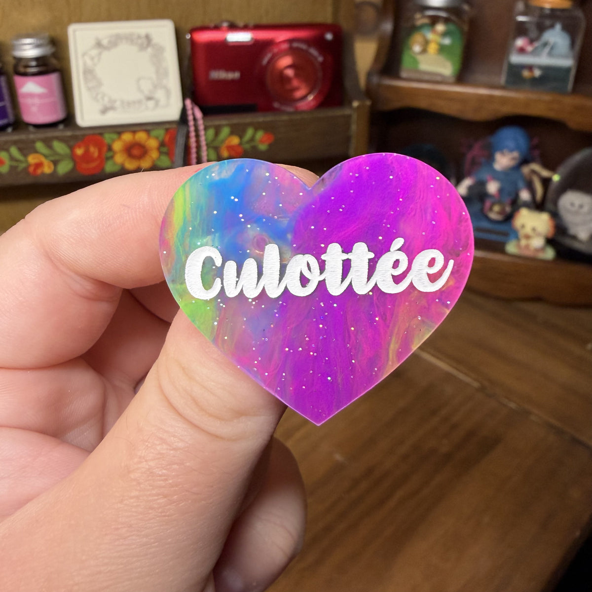 [Contrôle technique] Broche "Culottée" en acrylique semi transparente marbrée multicolore