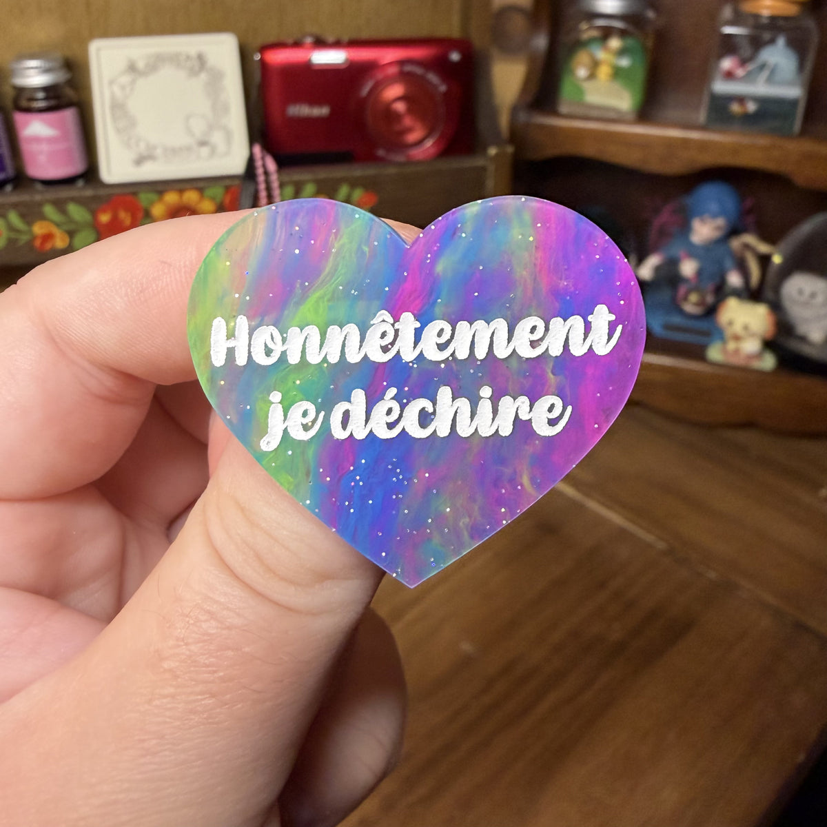 [Contrôle technique] Broche "Honnêtement je déchire" en acrylique semi transparente marbrée multicolore