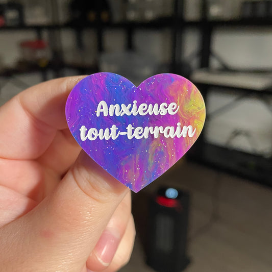 Broche "Anxieuse tout-terrain" en acrylique semi transparente marbrée multicolore