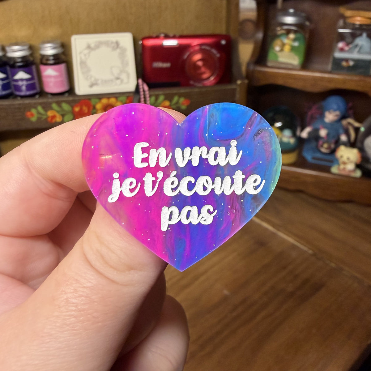[Contrôle technique] Broche "En vrai je t'écoute pas" en acrylique semi transparente marbrée multicolore