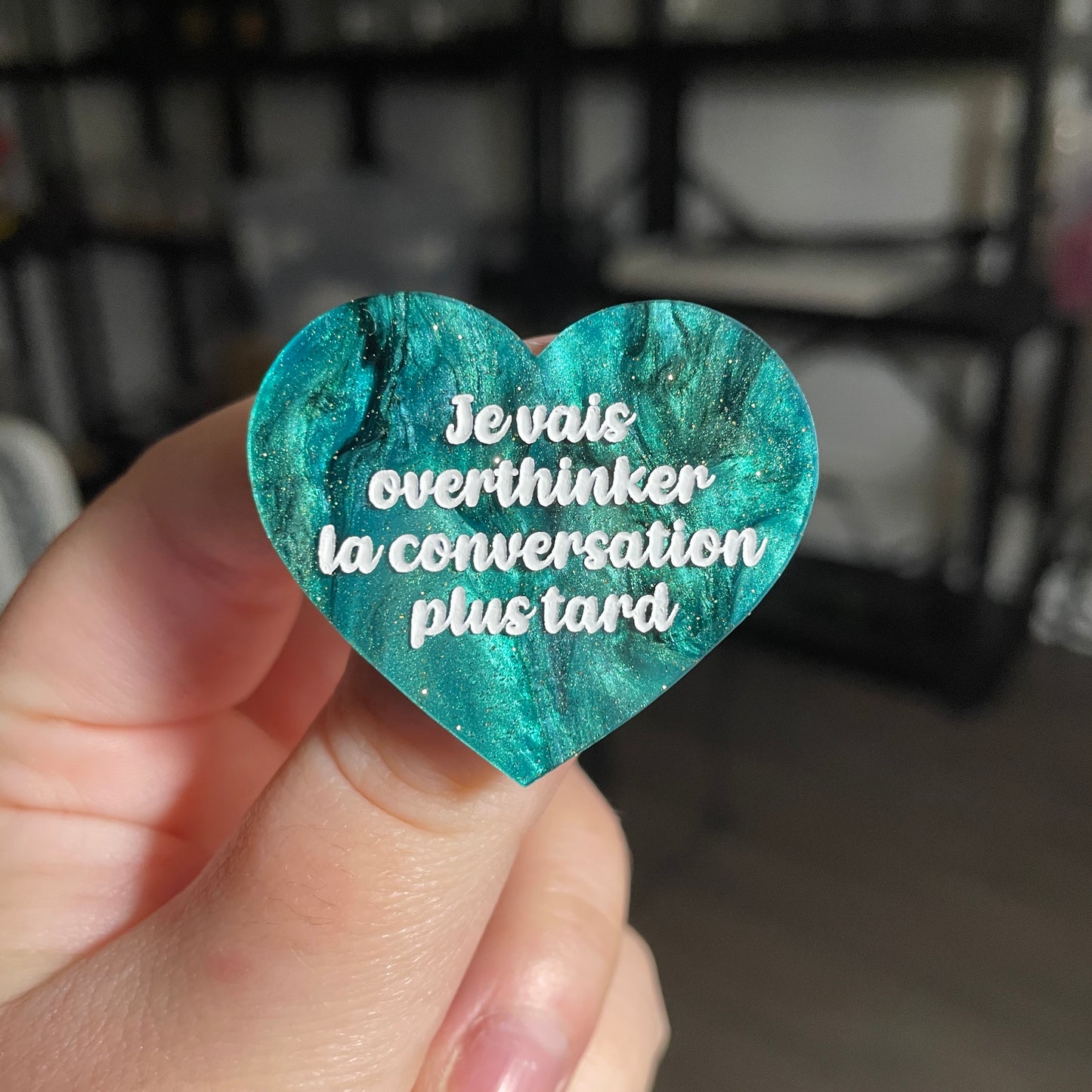 Broche "Je vais overthinker la conversation plus tard" en acrylique marbrée verte et noire à paillettes