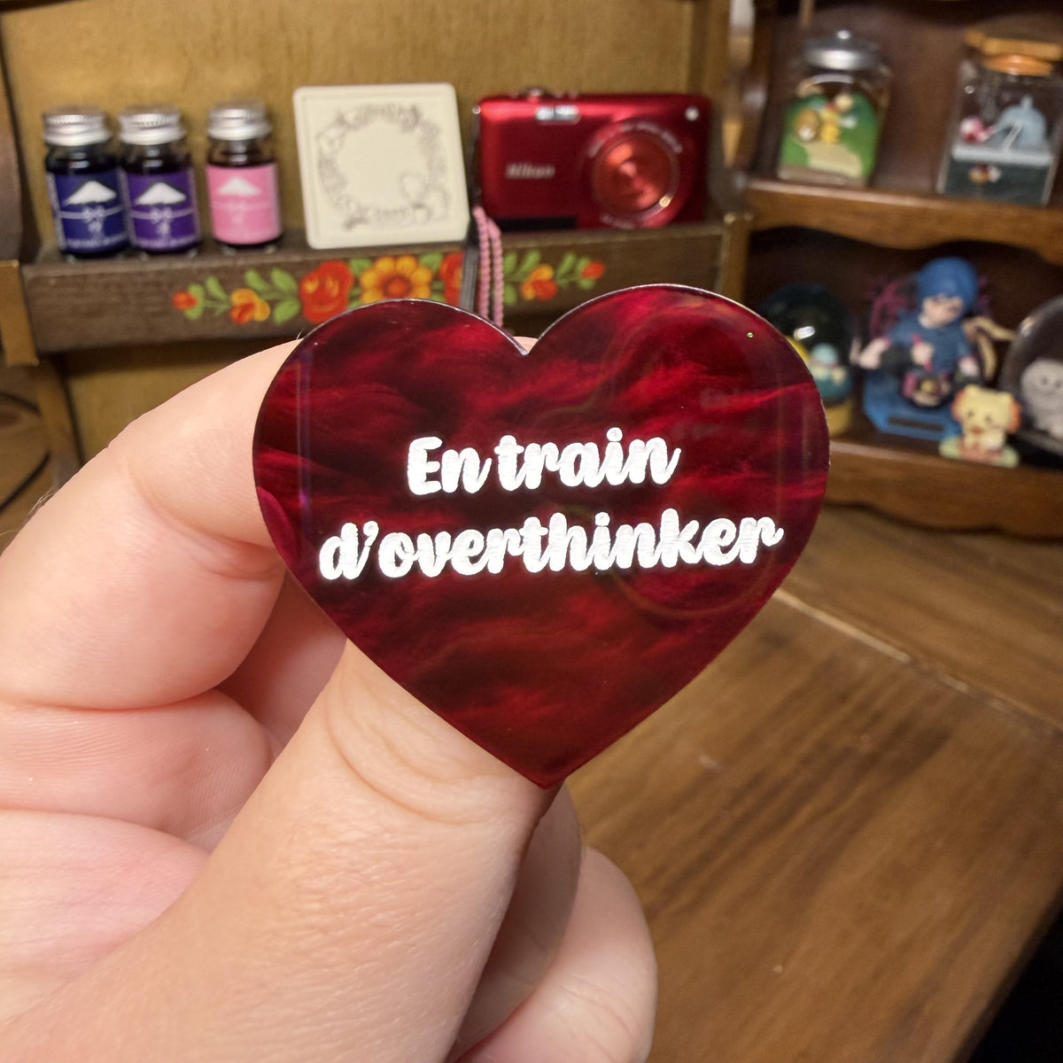 [Contrôle technique] Broche "En train d'overthinker" en acrylique marbrée bordeaux