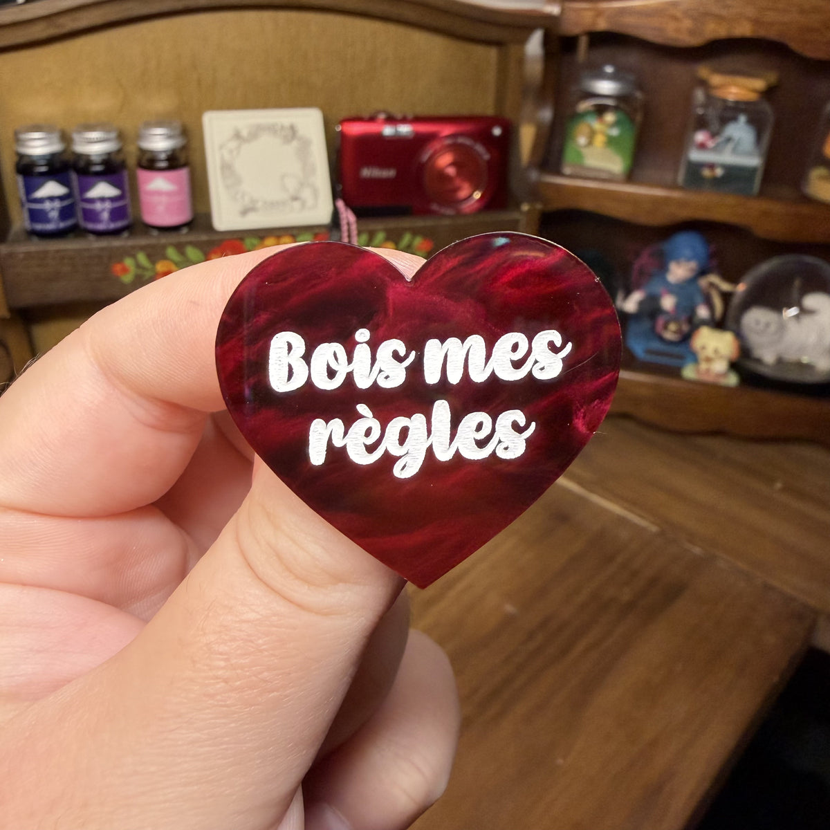 [Contrôle technique] Broche "Bois mes règles" en acrylique marbrée bordeaux