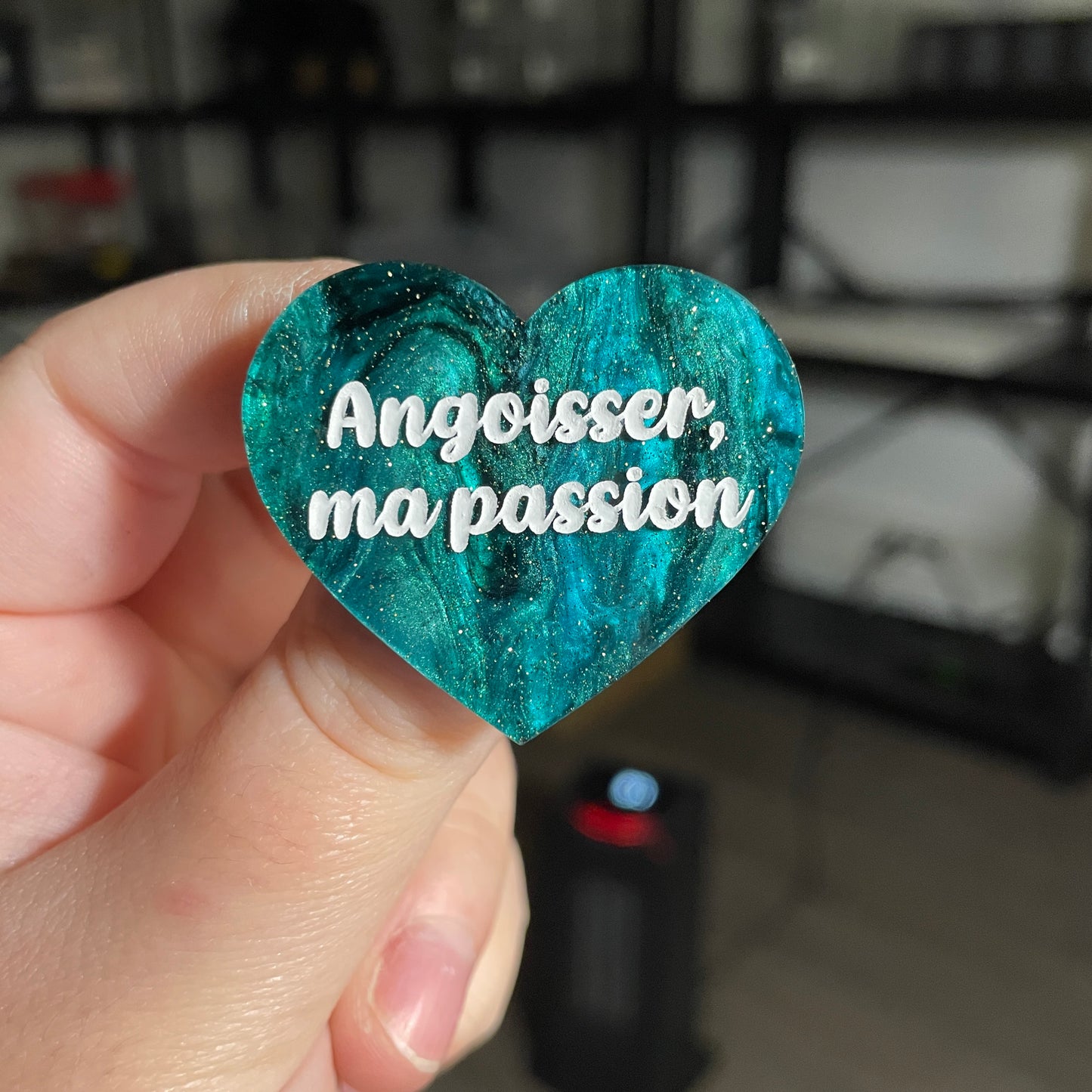 Broche "Angoisser, ma passion" en acrylique marbrée verte et noire à paillettes