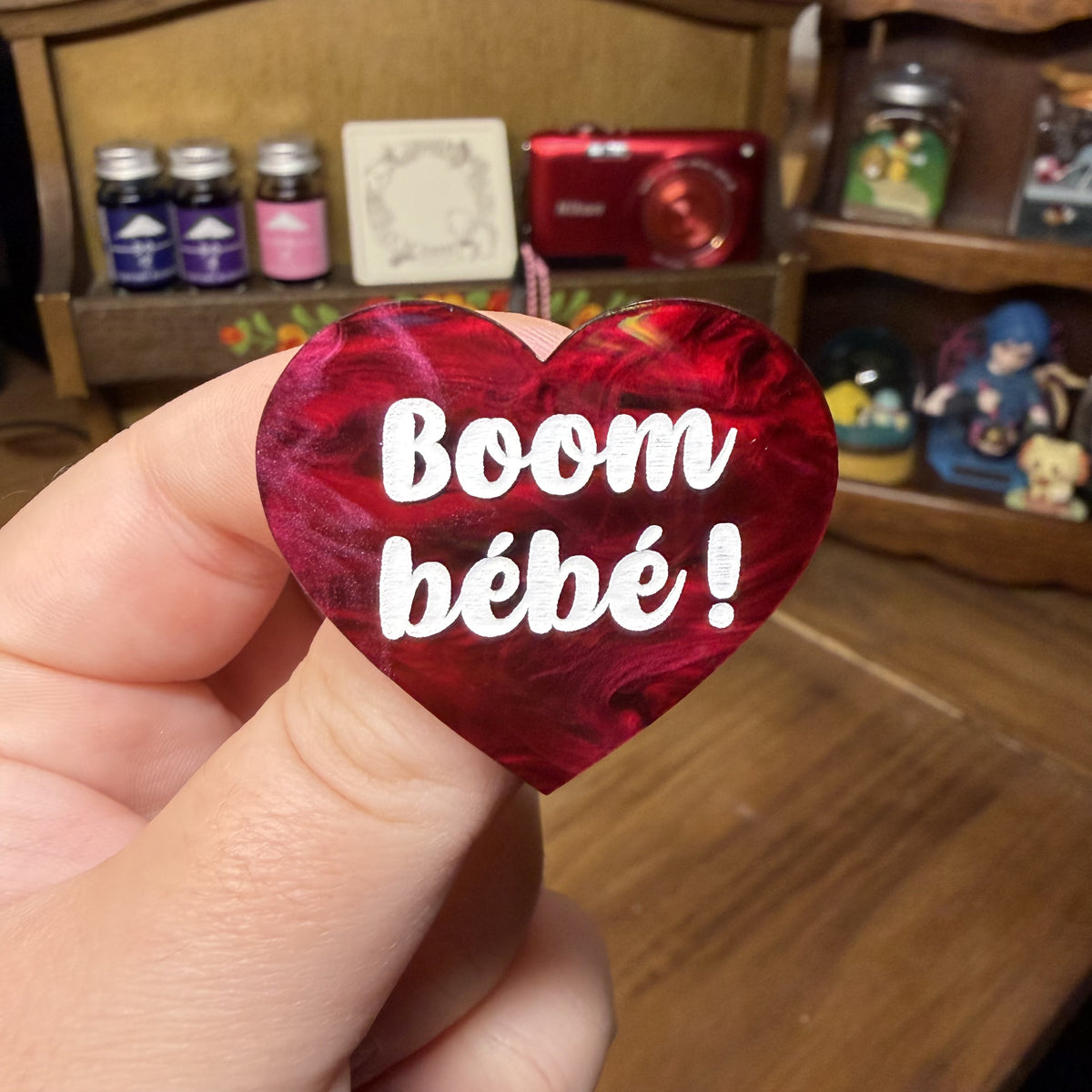 [Contrôle technique] Broche "Boom bébé !" en acrylique marbrée bordeaux