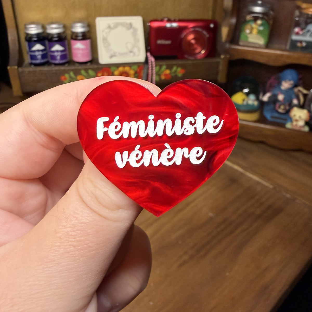[Contrôle technique] Broche "Féministe vénère" en acrylique marbrée rouge