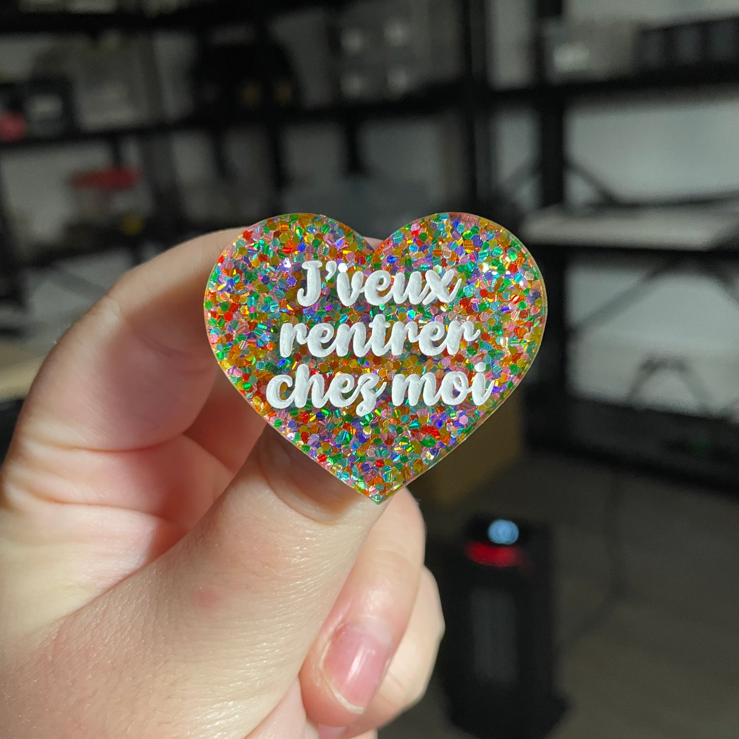 Broche "J'veux rentrer chez moi" en acrylique semi transparente avec des pois multicolores