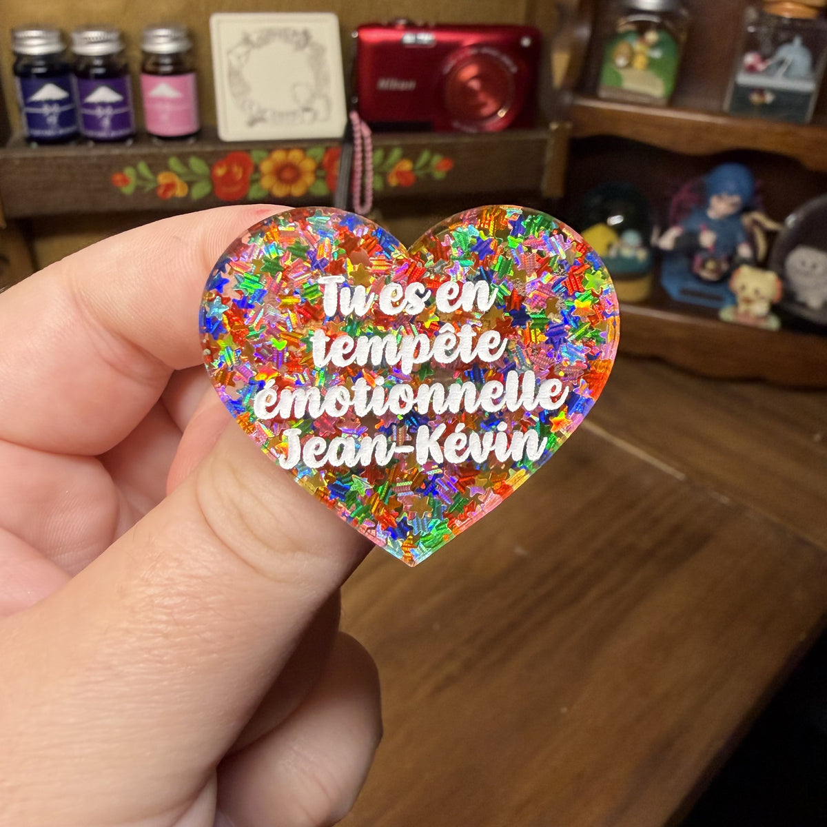 [Contrôle technique] Broche "Tu es en tempête émotionnelle Jean-Kévin" en acrylique semi transparente avec des étoiles multicolores