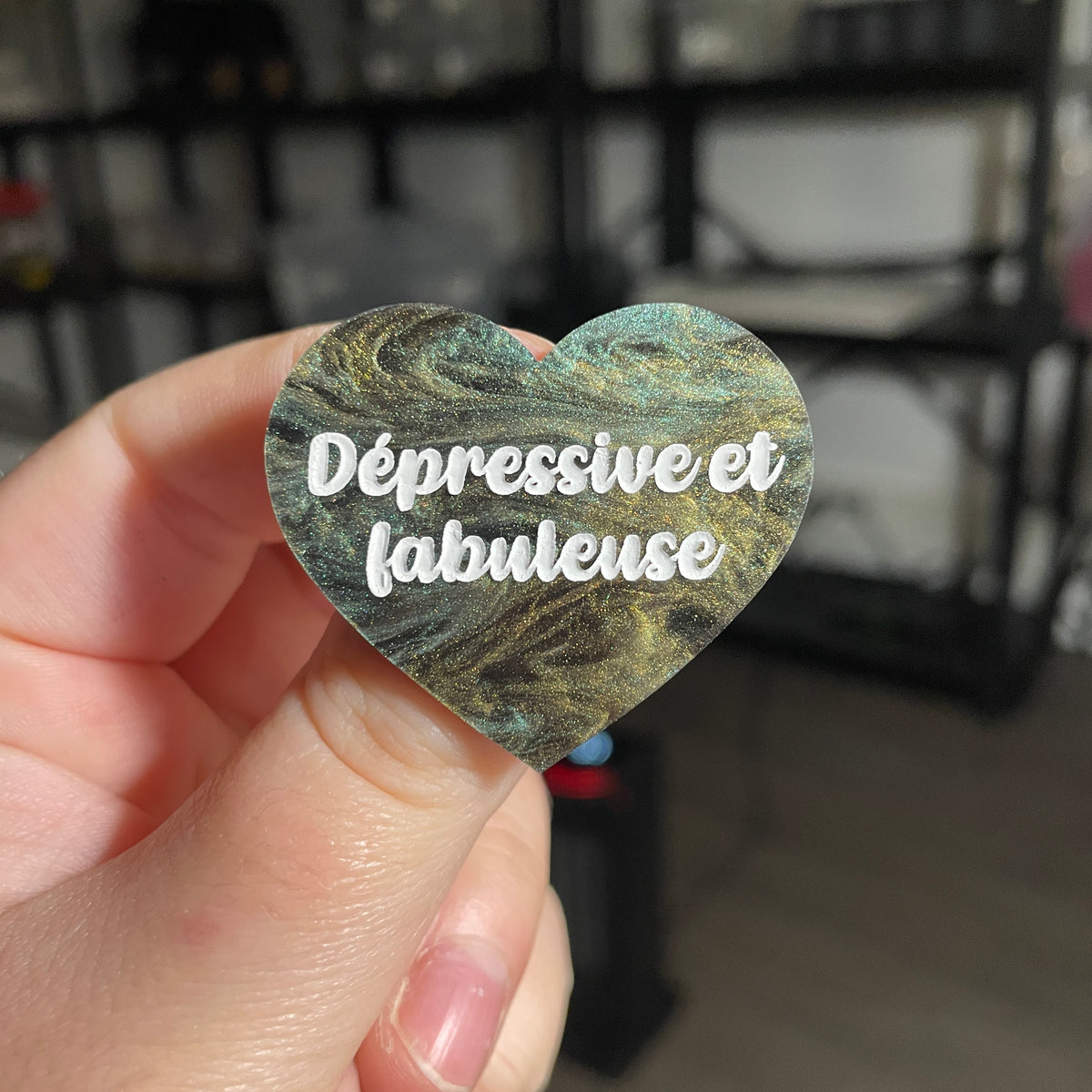 Broche "Dépressive et fabuleuse" en acrylique marbrée verte, noire et dorée