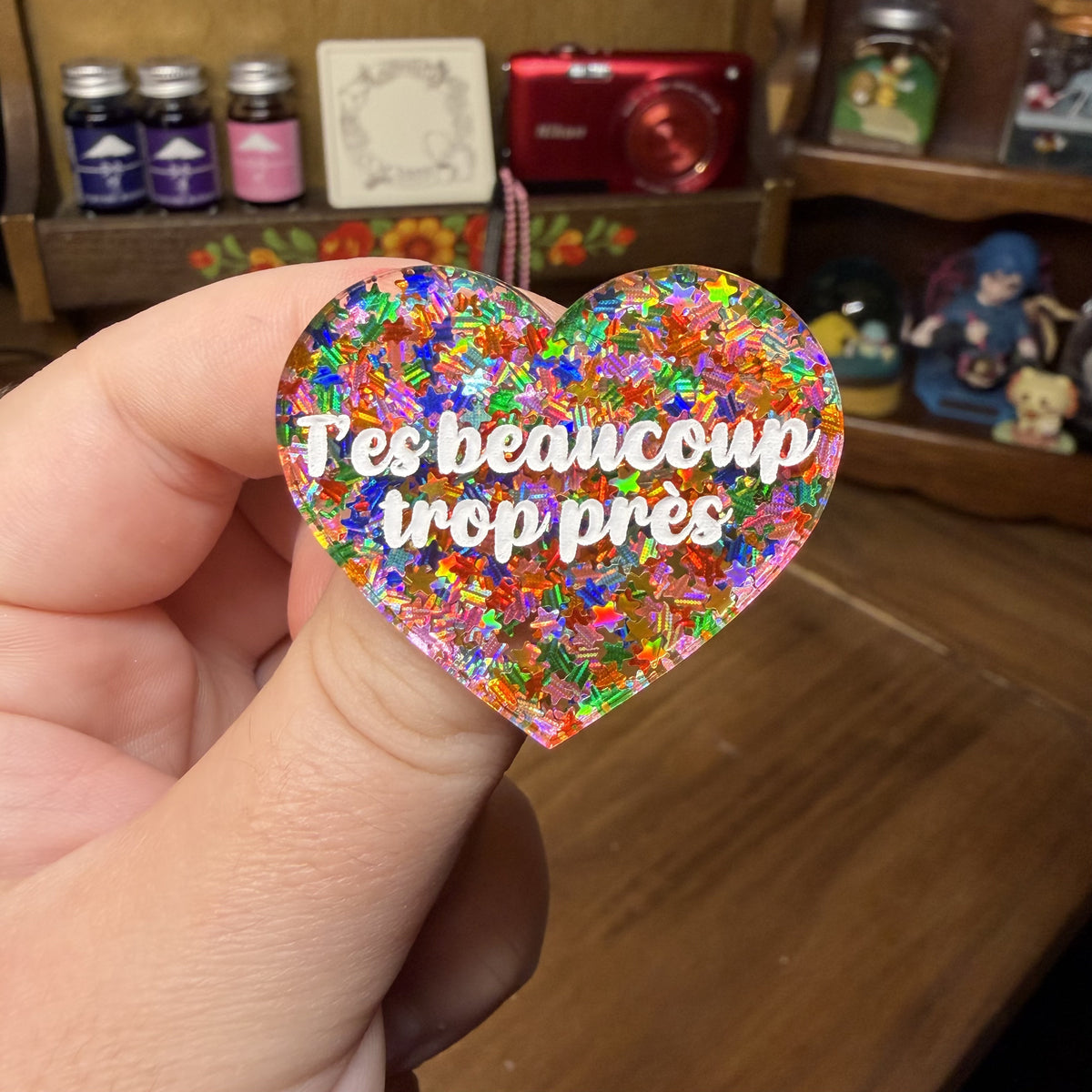 [Contrôle technique] Broche "T'es beaucoup trop près" en acrylique semi transparente avec des étoiles multicolores