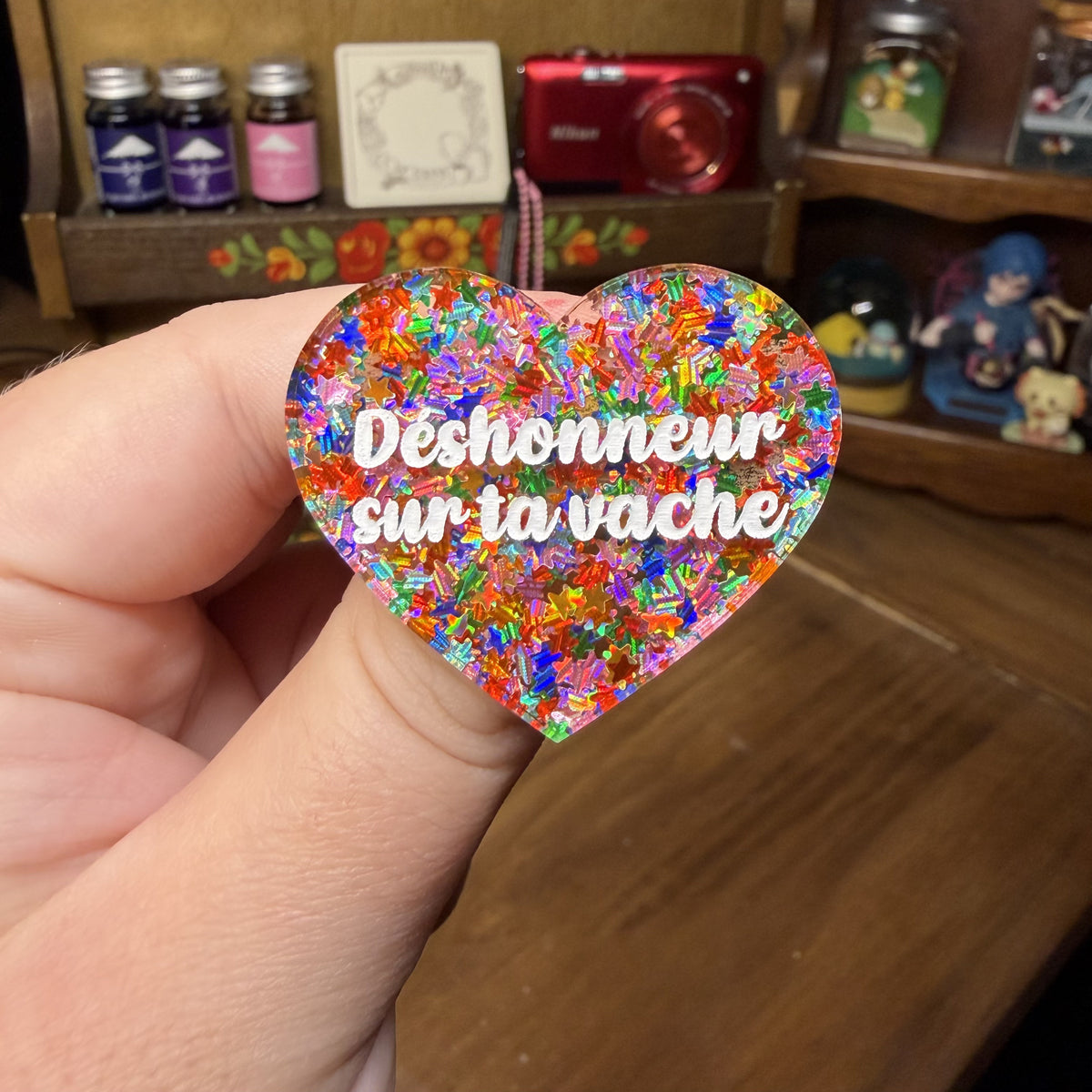 [Contrôle technique] Broche "Déshonneur sur ta vache" en acrylique semi transparente avec des étoiles multicolores