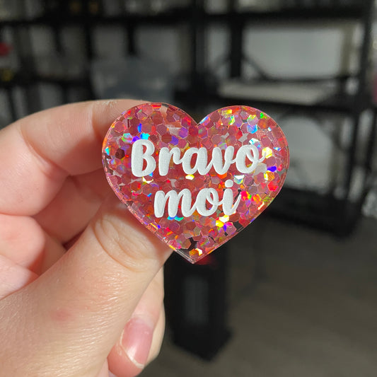 Broche "Bravo moi" en acrylique semi transparente avec des confettis corail