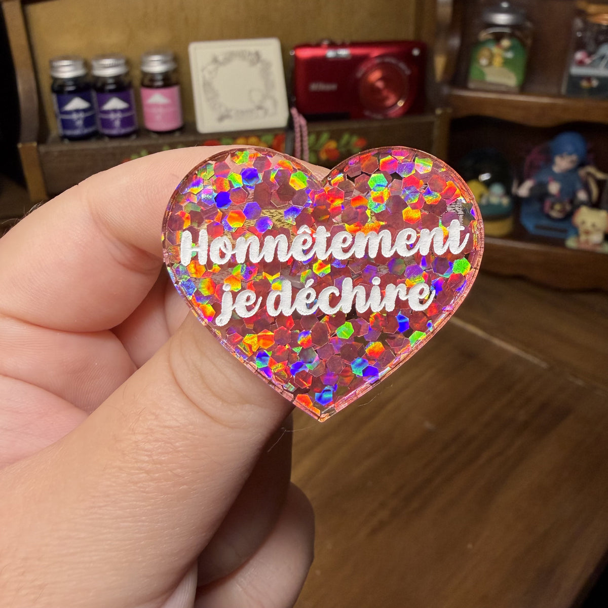 [Contrôle technique] Broche "Honnêtement je déchire" en acrylique semi transparente avec des confettis corail