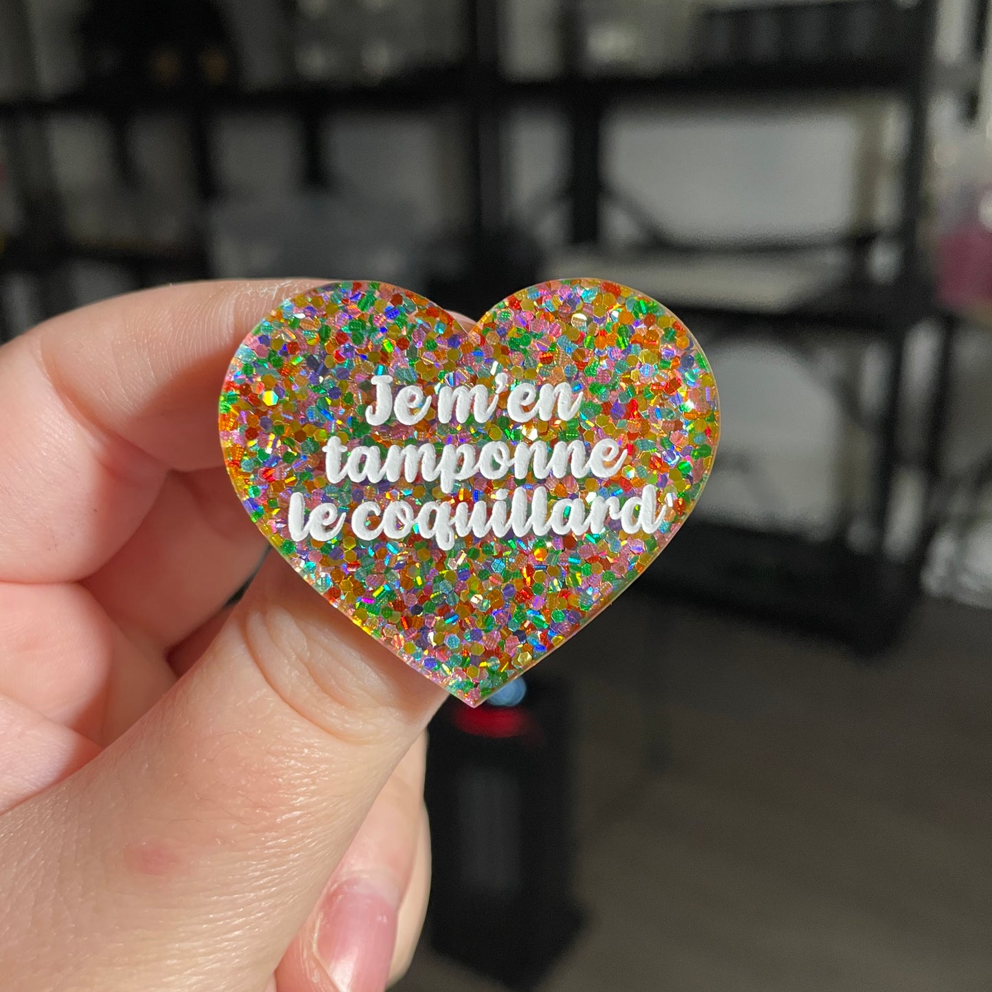 Broche "Je m'en tamponne le coquillard" en acrylique semi transparente avec des pois multicolores