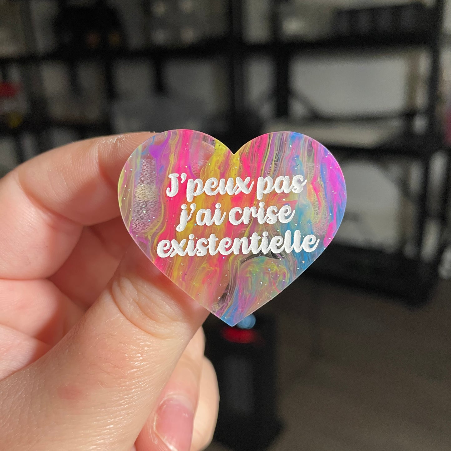 Broche "J'peux pas j'ai crise existentielle" en acrylique semi transparente marbrée multicolore