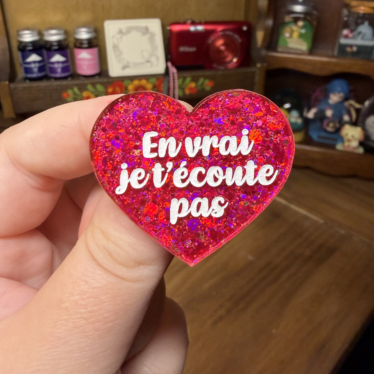 [Contrôle technique] Broche "En vrai je t'écoute pas" en acrylique semi transparente avec des paillettes rouges