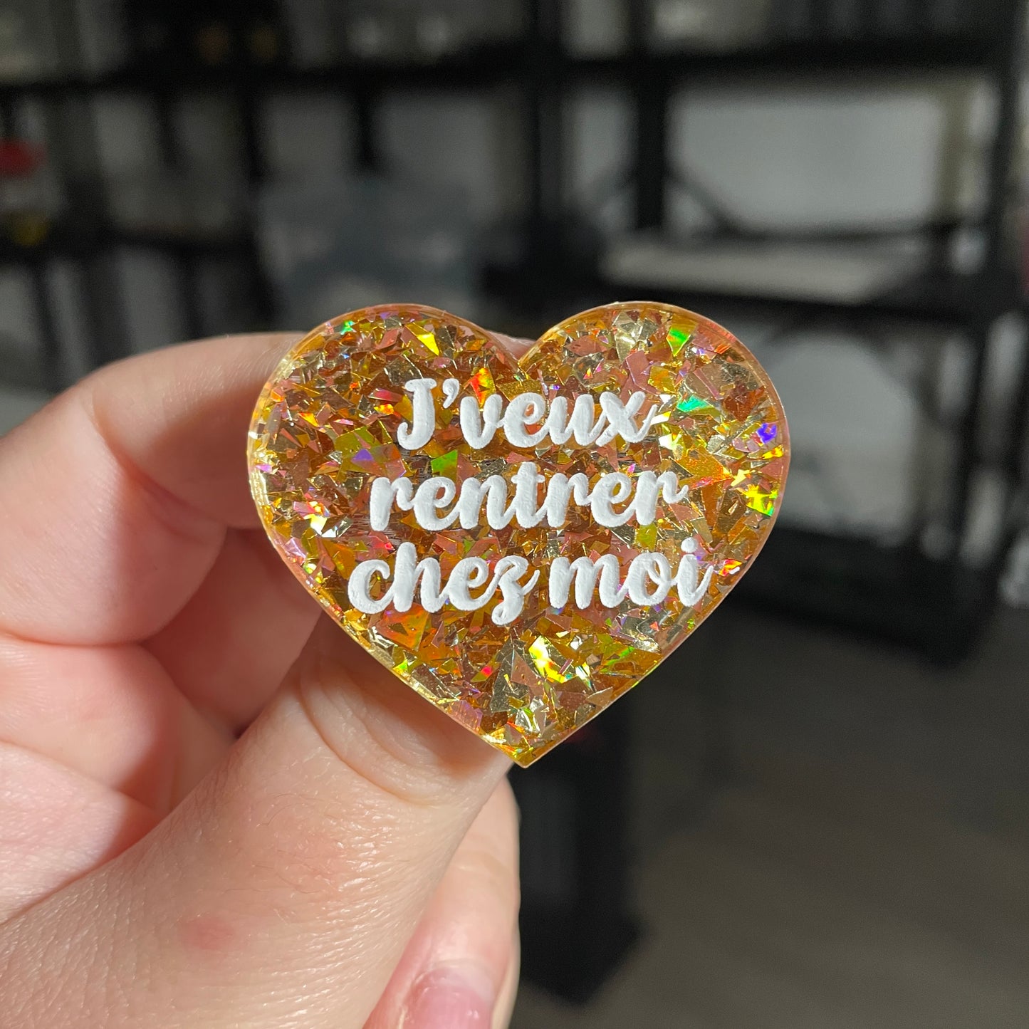 Broche "J'veux rentrer chez moi" en acrylique transparente avec des confettis jaunes